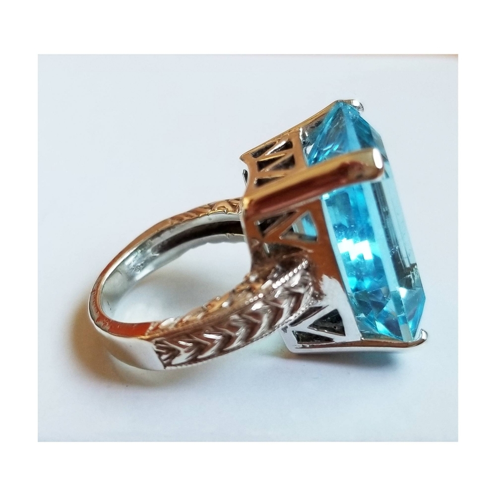 Genuine Blue Topaz Cocktail Ring Ring in Silver Setting 20 Carats - Picture 6 of 8